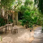 Amor Rooms