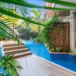 Tropical Haven - Luxury Apartment With Private Rooftop Pool And Amazing Pool View