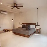 Umi Hotel *