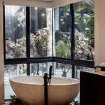 Umi Hotel *
