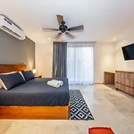 Сasa de vacaciones Lux With Rooftop Pool Gym Private Balcony *