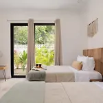 Casa Laura - - Private Townhome For 6 Guest - 3 Bedrooms - 5 Beds- Restaurant Walking Distance Tulum