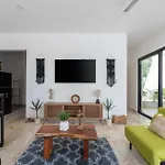 Casa Laura - - Private Townhome For 6 Guest - 3 Bedrooms - 5 Beds- Restaurant Walking Distance