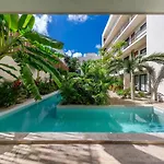 2 Bedroom With Direct Walk-Out To Pool, Sauna, And Gym