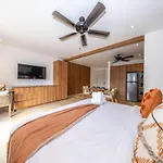 King Studio W Private Balcony Rooftop Pool And Gym