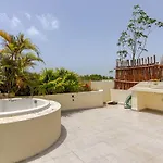 Spacious Penthouse With Private Rooftop & Jacuzzi