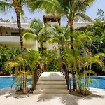 Spacious Penthouse With Private Rooftop & Jacuzzi