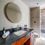 Luxurious Oasis Jacuzzi With Art Gallery And Pool *