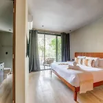 Luxurious Oasis Jacuzzi With Art Gallery And Pool