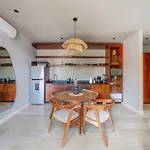 Luxurious Oasis Jacuzzi With Art Gallery And Pool *