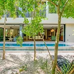 Luxurious Oasis Jacuzzi With Art Gallery And Pool