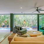 Luxurious Oasis Jacuzzi With Art Gallery And Pool