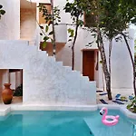 Makan Brand New 2-bedroom With Patio And Pool