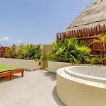 Spacious Penthouse With Private Rooftop & Jacuzzi