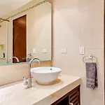 Apartamento Spacious Penthouse With Private Rooftop & Jacuzzi *