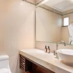 Spacious Penthouse With Private Rooftop & Jacuzzi *