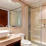 Spacious Penthouse With Private Rooftop & Jacuzzi *