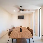 Getaway - 1br With 2 Queen Beds Pool Office Area & Gym