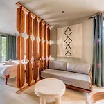 Luxurious Oasis Jacuzzi With Art Gallery And Pool *