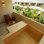 Getaway With Jacuzzi & Pools Apartamento