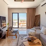 Amira - Stylish Penthouse With Rooftop Pool & Sea Horizon