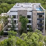 Tropical Retreat: Scooters, Hot Tub, Pool, Projector