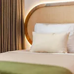 Tropical Retreat: Scooters, Hot Tub, Pool, Projector