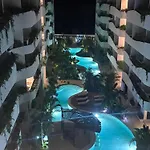 Apartamento Getaway With Jacuzzi & Pools