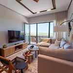 Amira - Stylish Penthouse With Rooftop Pool & Sea Horizon