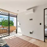 Stylish 1Br Condo With Private Pool & Balcony