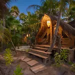 Nativus Glamping & Cenote Tulum