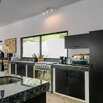 Casa Tira - Your Luxury Jungle Mansion In