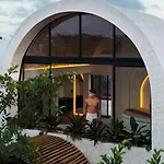 Casa Tira - Your Luxury Jungle Mansion In