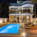 Luxury 4br Eco 10ppl Outdoor Pizza Oven - Private Pool & Jacuzzi *