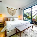 Menesse Apartments