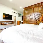 Menesse Apartments