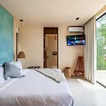 5-bedroom Private House With Pool In