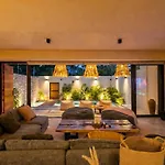 Villa 5-bedroom Private House With Pool In