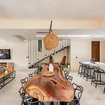 5-bedroom Private House With Pool In