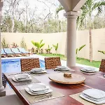 Holiday home Stunning For 10-cabana-private Pool-parking *