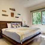 Peggy 2 Bdrm Apt Sleeps 4 Balcony