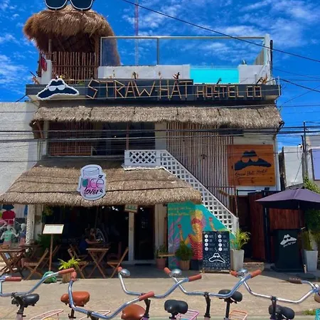 Straw & Rooftop Bar Hostel Tulum