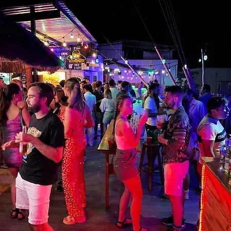 Straw & Rooftop Bar *