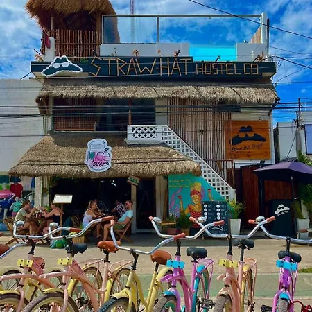 Straw & Rooftop Bar Hostel