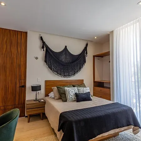 Hyde Apartment *