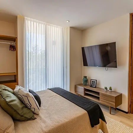Hyde Apartment *