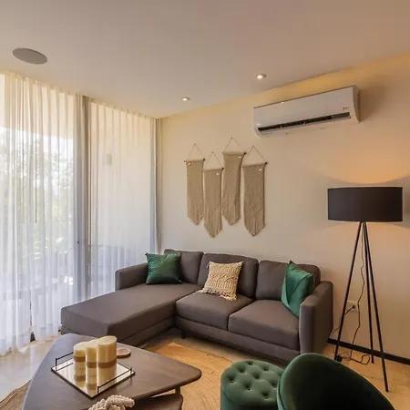 Hyde Apartment *