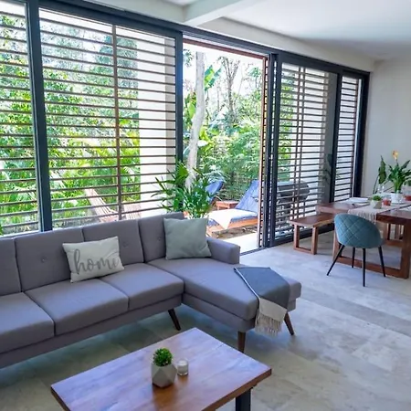 Exquisite Jungle W/private Pool! Apartment