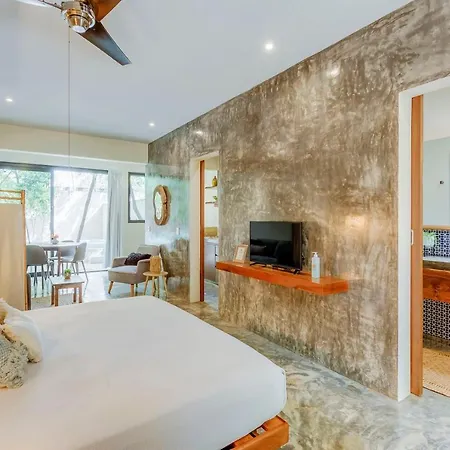Private Patio Plunge Pool & Electricity Included Apartment *