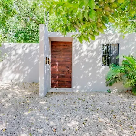 Private Patio Plunge Pool & Electricity Included Apartment *